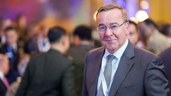 Министр обороны Германии призвал серьезно отнестись к угрозам Путина в отношении Грузии Министр обороны Германии призвал серьезно отнестись к угрозам Путина в отношении Грузии