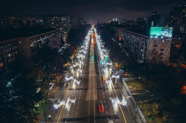 В Тбилиси включили новогоднюю иллюминацию. ФОТО.