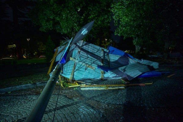 В Батуми ликвидируют последствиях урагана В Батуми ликвидируют последствиях урагана