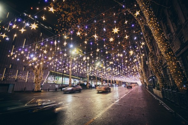 В Тбилиси включили новогоднюю иллюминацию. ФОТО.