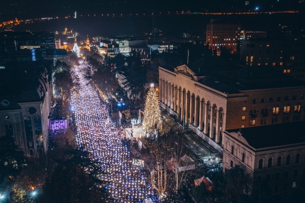 В Тбилиси включили новогоднюю иллюминацию. ФОТО.