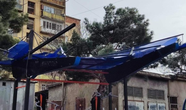 На Вокзальной площади ветер сорвал рекламную вывеску, которая упала на машину - какие кадры распространяются из районов столицы? На Вокзальной площади ветер сорвал рекламную вывеску, которая упала на машину - какие кадры распространяются из районов столицы?