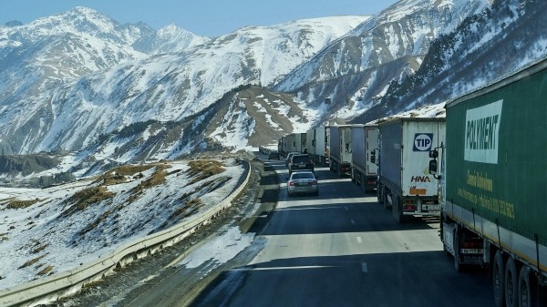 "Верхний Ларс" сегодня: проезда ожидают более 2,4 тысячи грузовиков