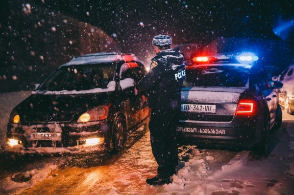 В Грузии определили дороги, где водителям запретят езду на летней резине с декабря по март В Грузии определили дороги, где водителям запретят езду на летней резине с декабря по март