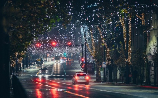 В Тбилиси включили новогоднюю иллюминацию. ФОТО.