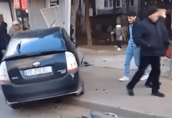 Автомобиль врезался в пешехода на автобусной остановке в Тбилиси Автомобиль врезался в пешехода на автобусной остановке в Тбилиси