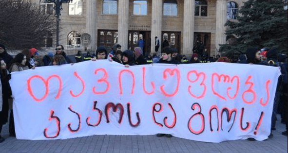 Движение «Khma» требует освободить своих соучредителей у здания Тбилисского суда