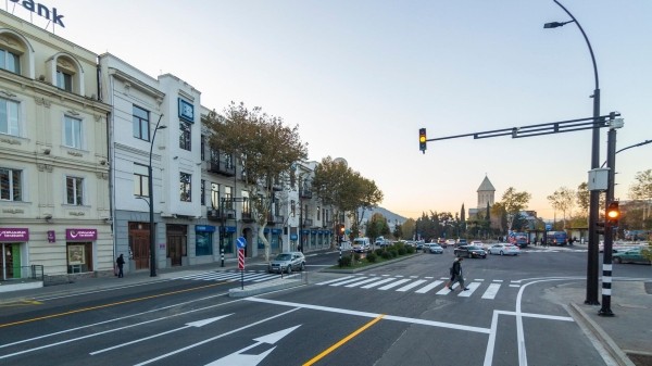 Ограничения для транспорта вводятся на проспекте Царицы Кетеван в Тбилиси Ограничения для транспорта вводятся на проспекте Царицы Кетеван в Тбилиси