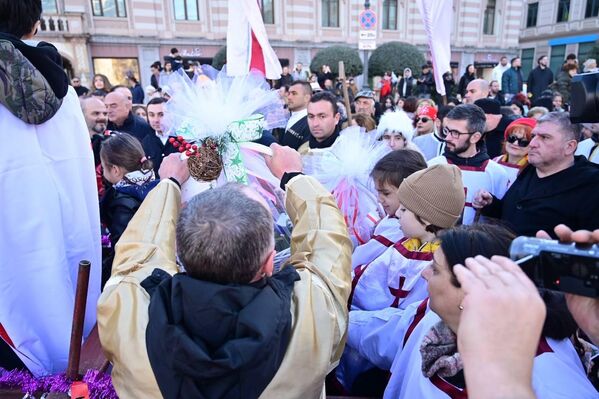 Рождественская традиция: красочное шествие "Алило" в столице Грузии – фото