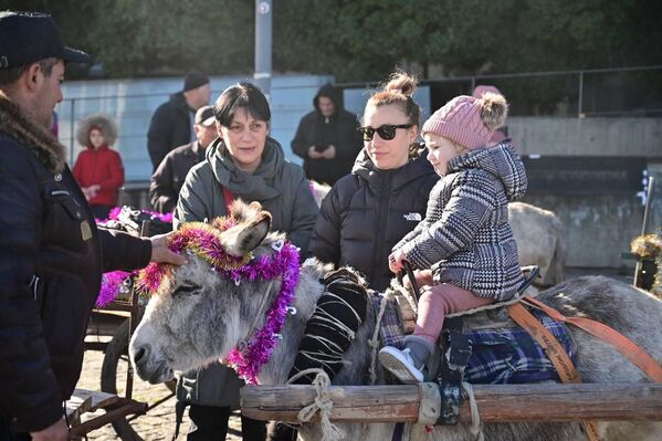 Рождественская традиция: красочное шествие "Алило" в столице Грузии – фото