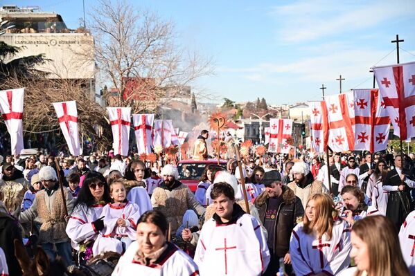 Рождественская традиция: красочное шествие "Алило" в столице Грузии – фото