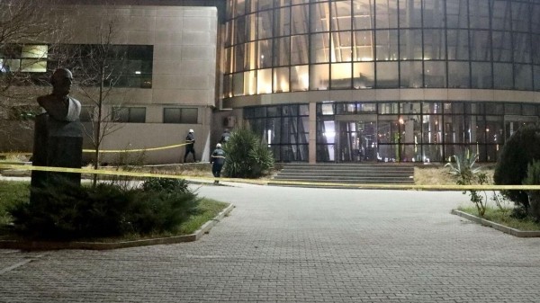 Осторожно! Передвижение по двору Республиканской больницы в Тбилиси опасно Осторожно! Передвижение по двору Республиканской больницы в Тбилиси опасно