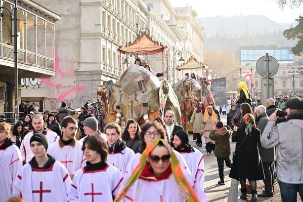 Рождественская традиция: красочное шествие "Алило" в столице Грузии – фото