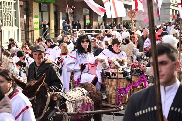 Рождественская традиция: красочное шествие "Алило" в столице Грузии – фото