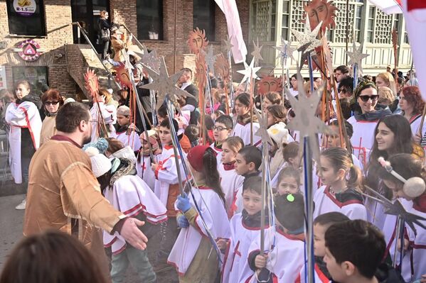 Рождественская традиция: красочное шествие "Алило" в столице Грузии – фото