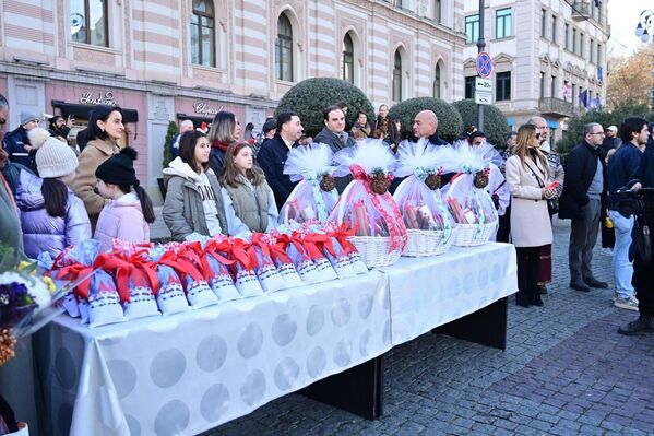 Рождественская традиция: красочное шествие "Алило" в столице Грузии – фото