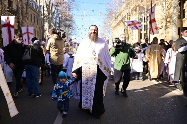 Рождественская традиция: красочное шествие "Алило" в столице Грузии – фото