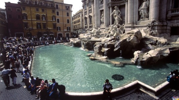Сколько денег набросали туристы в римский фонтан Треви Сколько денег набросали туристы в римский фонтан Треви