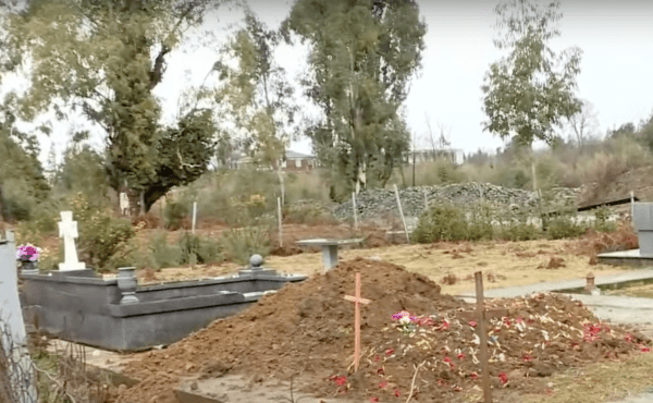 В аджарском селе паника – в могиле на кладбище нашли десятки фотографий живых людей