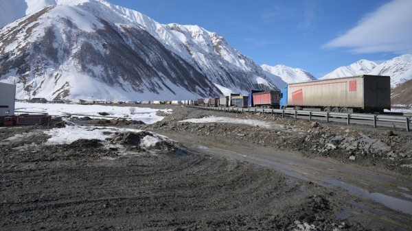 Верхний Ларс сегодня: сколько грузовых автомобилей стоят в очереди