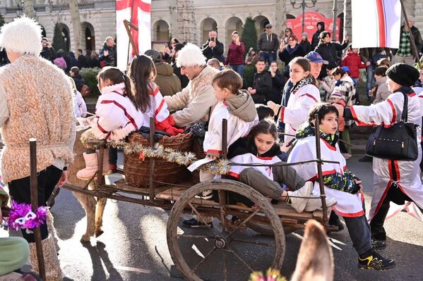 Рождественская традиция: красочное шествие "Алило" в столице Грузии – фото