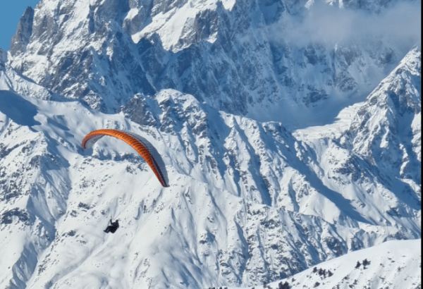 В Грузии спустя полтора года возобновились коммерческие полеты на парапланах