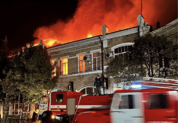 Тысячи картин сгорели при пожаре в Национальной галерее Сухуми Тысячи картин сгорели при пожаре в Национальной галерее Сухуми