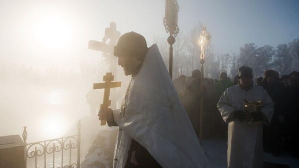 Верующие окунулись в Черное море в Батуми в честь праздника Крещения Верующие окунулись в Черное море в Батуми в честь праздника Крещения