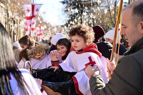 Рождественская традиция: красочное шествие "Алило" в столице Грузии – фото
