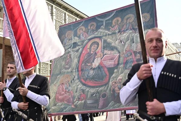 Рождественская традиция: красочное шествие "Алило" в столице Грузии – фото