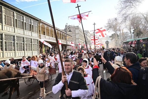 Рождественская традиция: красочное шествие "Алило" в столице Грузии – фото