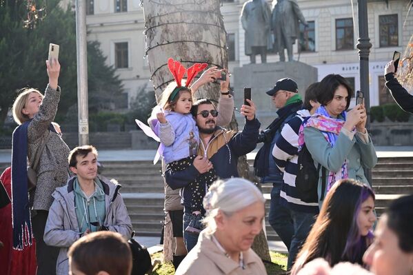 Рождественская традиция: красочное шествие "Алило" в столице Грузии – фото