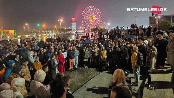 После смерти Навального россияне вышли на протестные акции в Тбилиси и Батуми