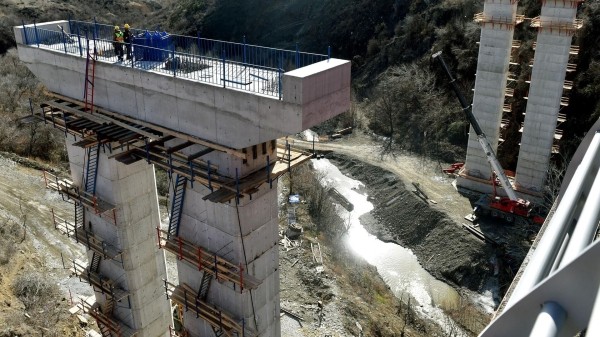 Когда завершится строительство нового автодорожного моста в Тбилиси?