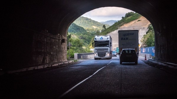Движение автотранспорта через тоннель на главной автотрассе Грузии будет ограничено