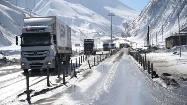 Верхний Ларс сегодня: проезда в Грузию ожидают почти две тысячи грузовиков