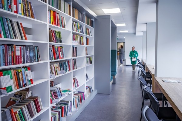 Одна из крупнейших публичных библиотек Тбилиси открылась после ремонта