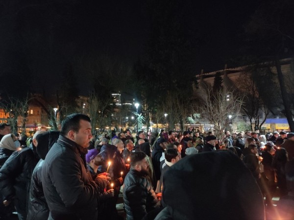 Верующие пришли к техно-клубу Bassiani молиться о спасении грузинской молодежи