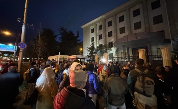 После смерти Навального россияне вышли на протестные акции в Тбилиси и Батуми