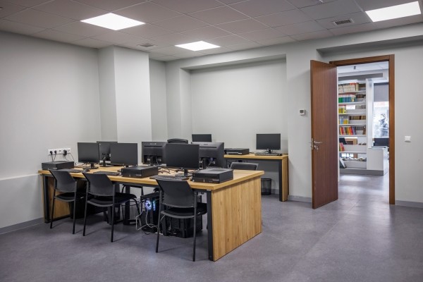 Одна из крупнейших публичных библиотек Тбилиси открылась после ремонта