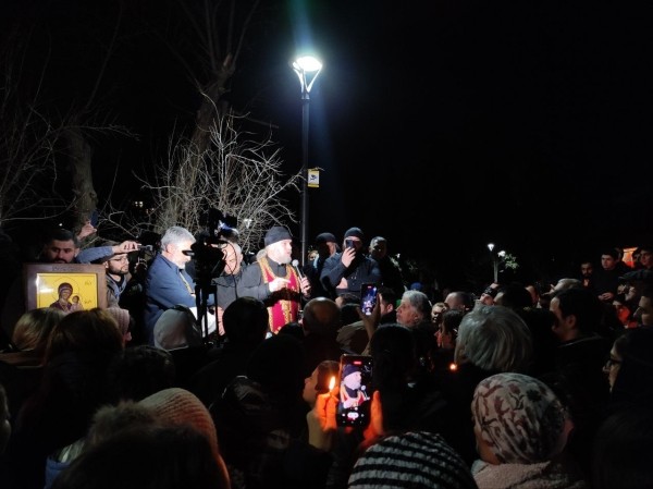 Верующие пришли к техно-клубу Bassiani молиться о спасении грузинской молодежи