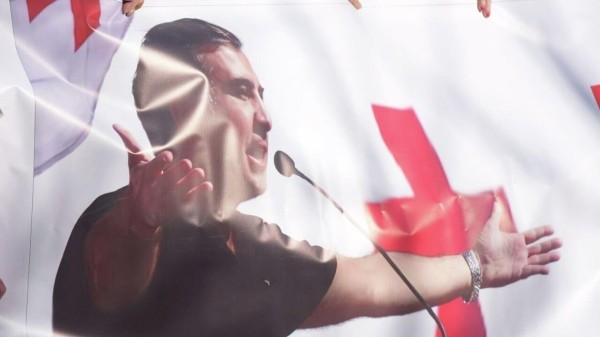 Миллион алых роз, или Как Саакашвили гастролирует по революциям