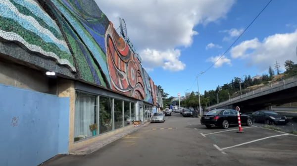 Мэрия Тбилиси демонтирует АЗС на спуске от площади Героев