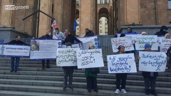 «Хочу жить!» — в Тбилиси прошла акция с требованием изменить госпрограмму помощи больным раком