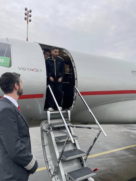 Полный людей Тбилисский международный аэропорт и прилегающая территория - Илья Топурия вернулся на родину (фото/видео) Полный людей Тбилисский международный аэропорт и прилегающая территория - Илья Топурия вернулся на родину (фото/видео)