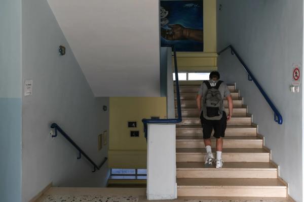 В Афинах уроженец Грузии ворвался в школу с ножами и молотком, ранив двух человек В Афинах уроженец Грузии ворвался в школу с ножами и молотком, ранив двух человек