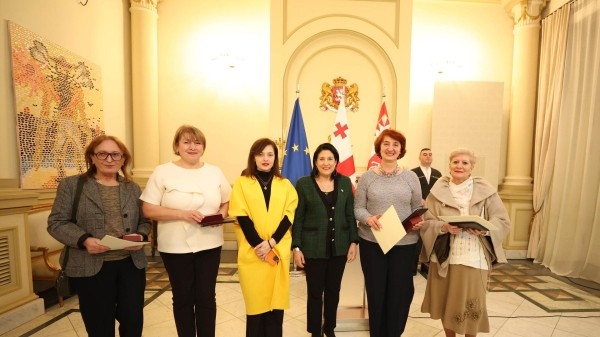 Президент Грузии наградила защитниц прав женщин в Международный женский день Президент Грузии наградила защитниц прав женщин в Международный женский день