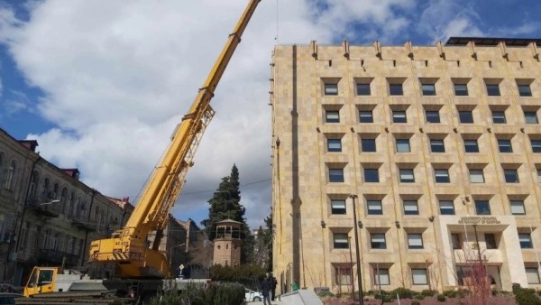 Двухметровые ограждения у администрации правительства демонтируют по решению Кобахидзе Двухметровые ограждения у администрации правительства демонтируют по решению Кобахидзе