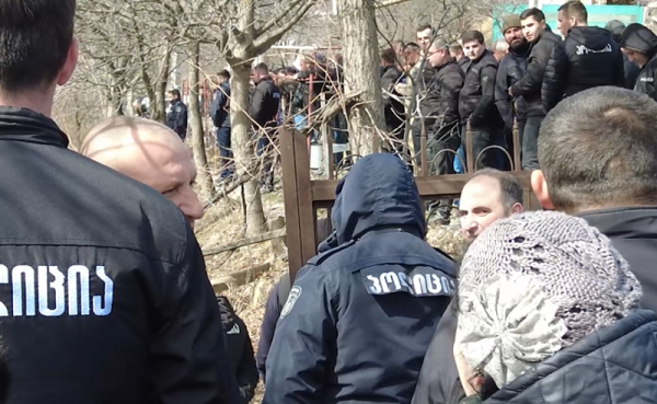 Конфликт на религиозной почве – в Адигени мэру и полиции пришлось успокаивать толпу