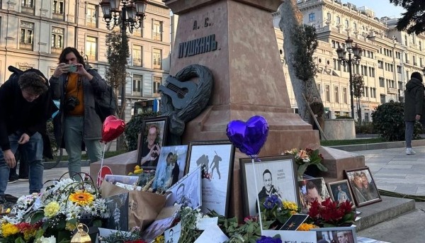 Мемориал Навальному разобрали у секции интересов России в Тбилиси — остатки перенесли к памятнику Пушкину